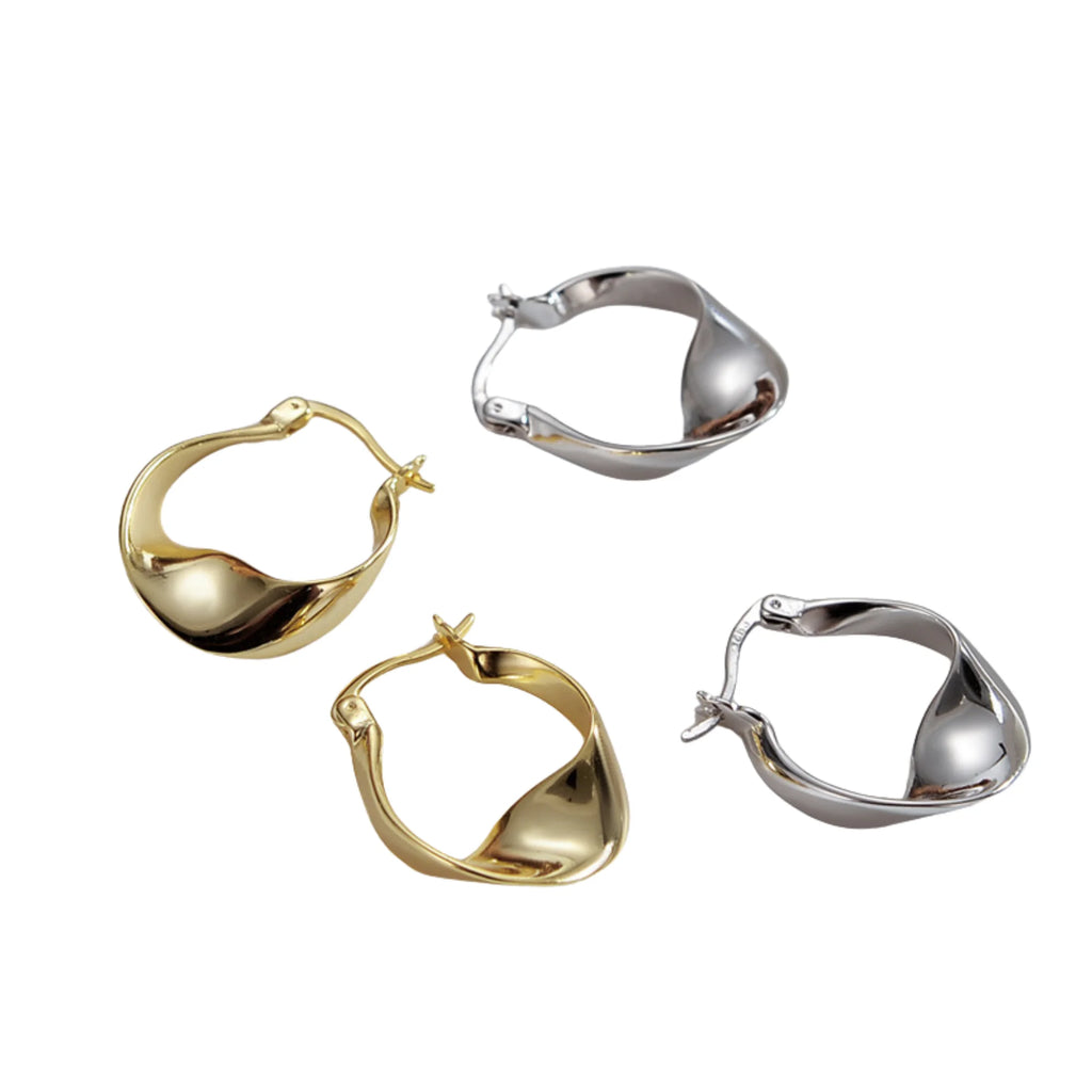 Zwei Paar Creolen in Gold und Silber – offen, technisch geformt