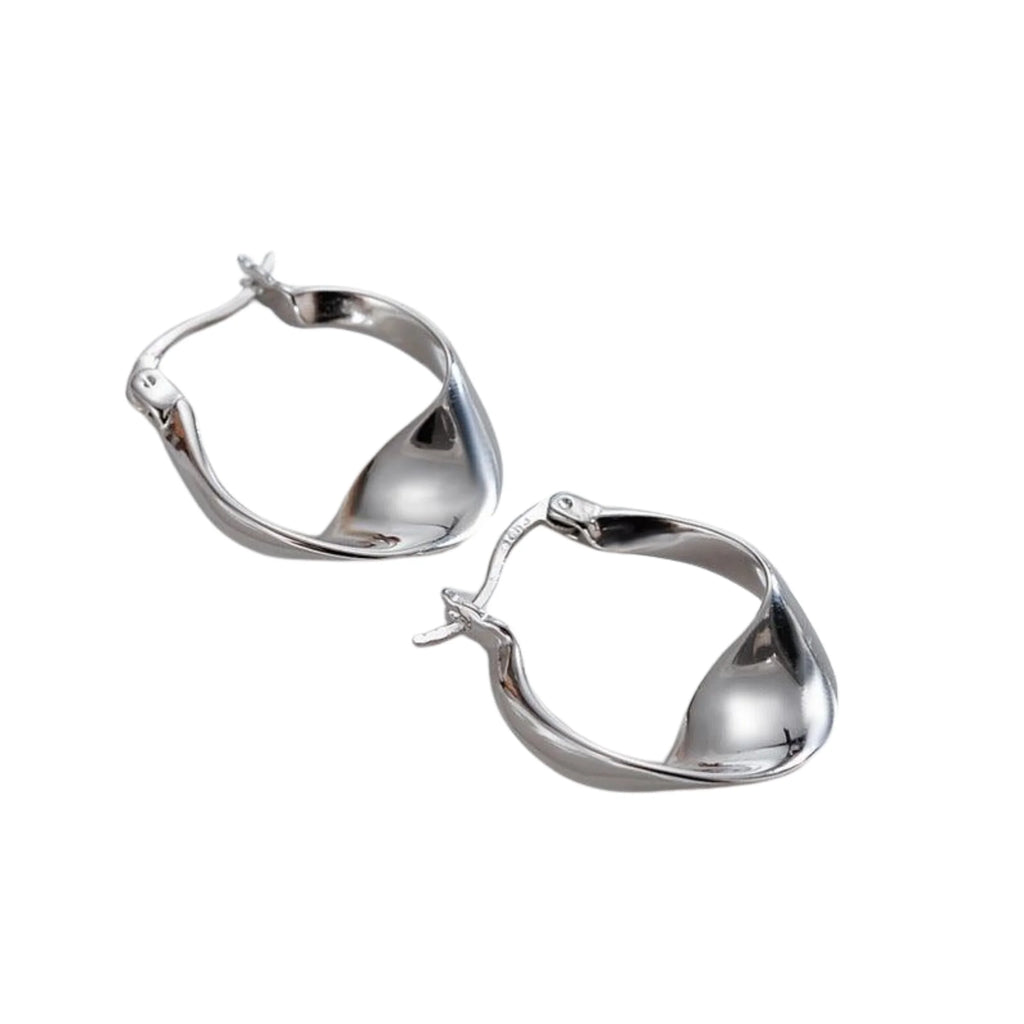 Silberne Creolen – glatt, hohl und nebeneinander liegend