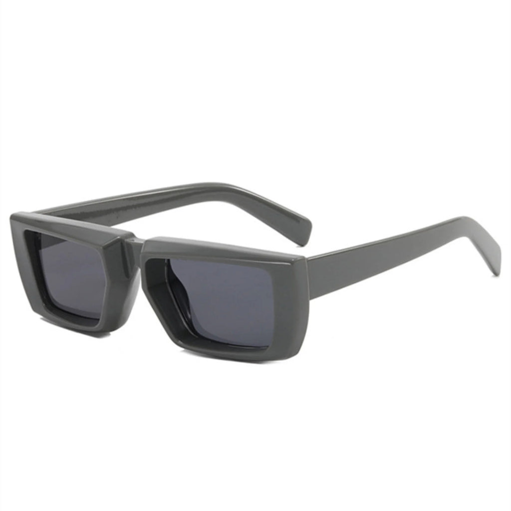 Aschgraue Sonnenbrille mit technischer Blockform – flächiges UV400 Glas, ohne Dekor