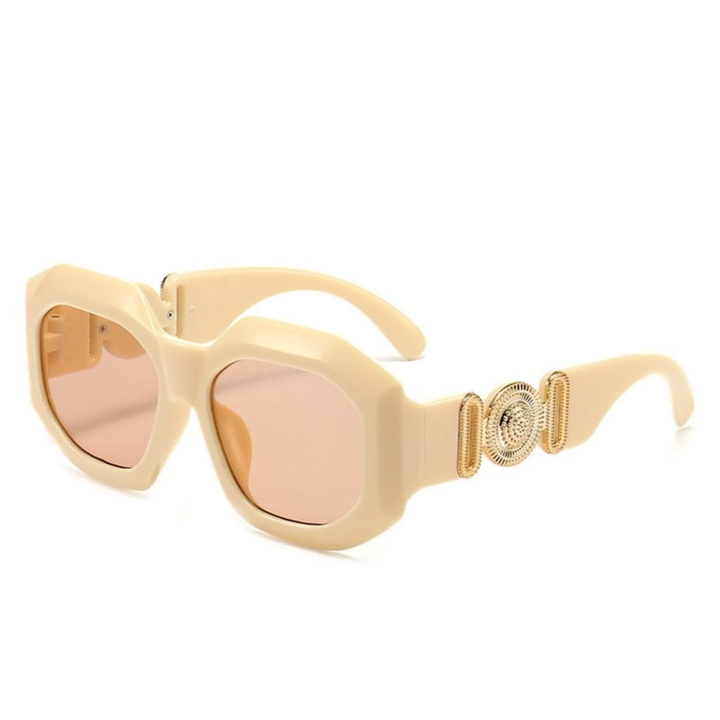 Cremefarbene Sonnenbrille mit roséfarbenen Gläsern und Goldapplikation – frontal