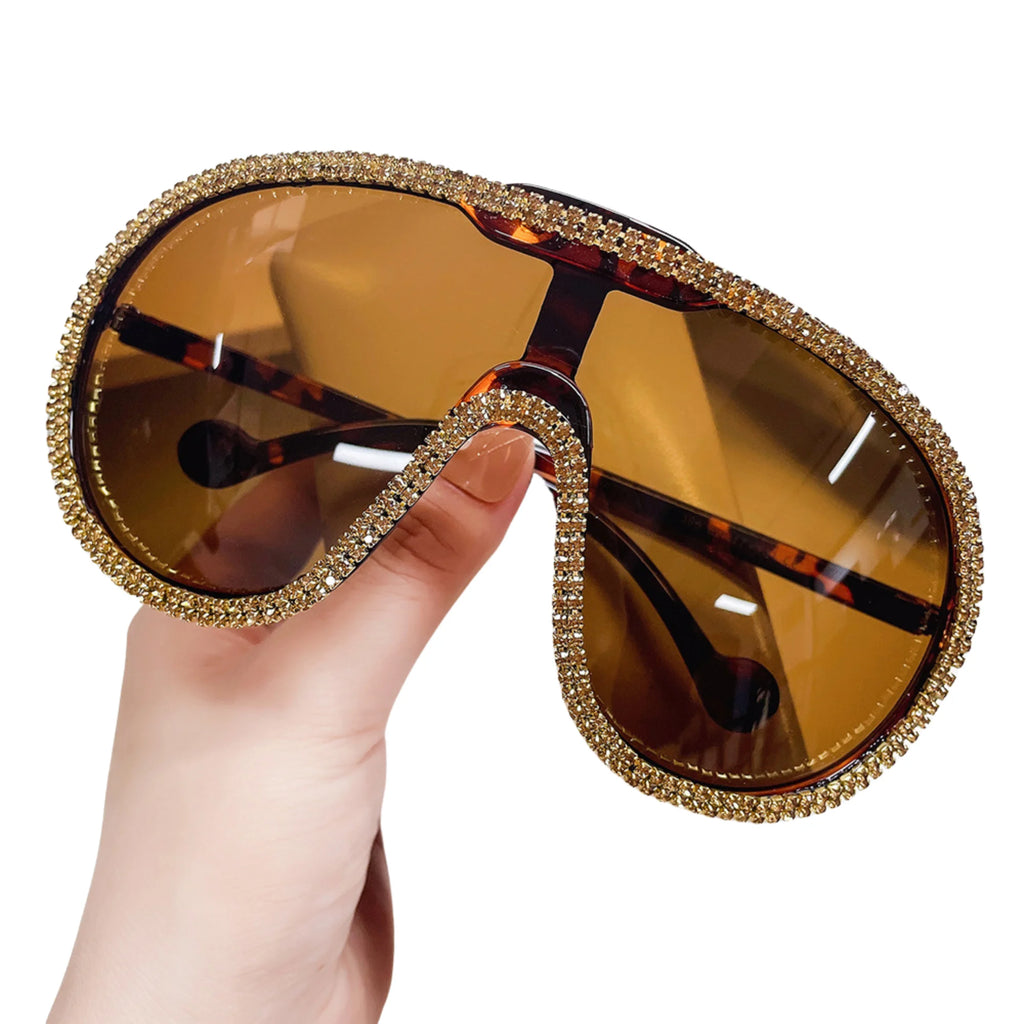 Schildpattbrille mit bernsteinfarbenem Glas und goldbraunem Kristallrahmen – komplett geschlossen