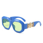 Kräftig blaue Brille mit hellgrünen Gläsern und goldenen Seitenteilen – frontal