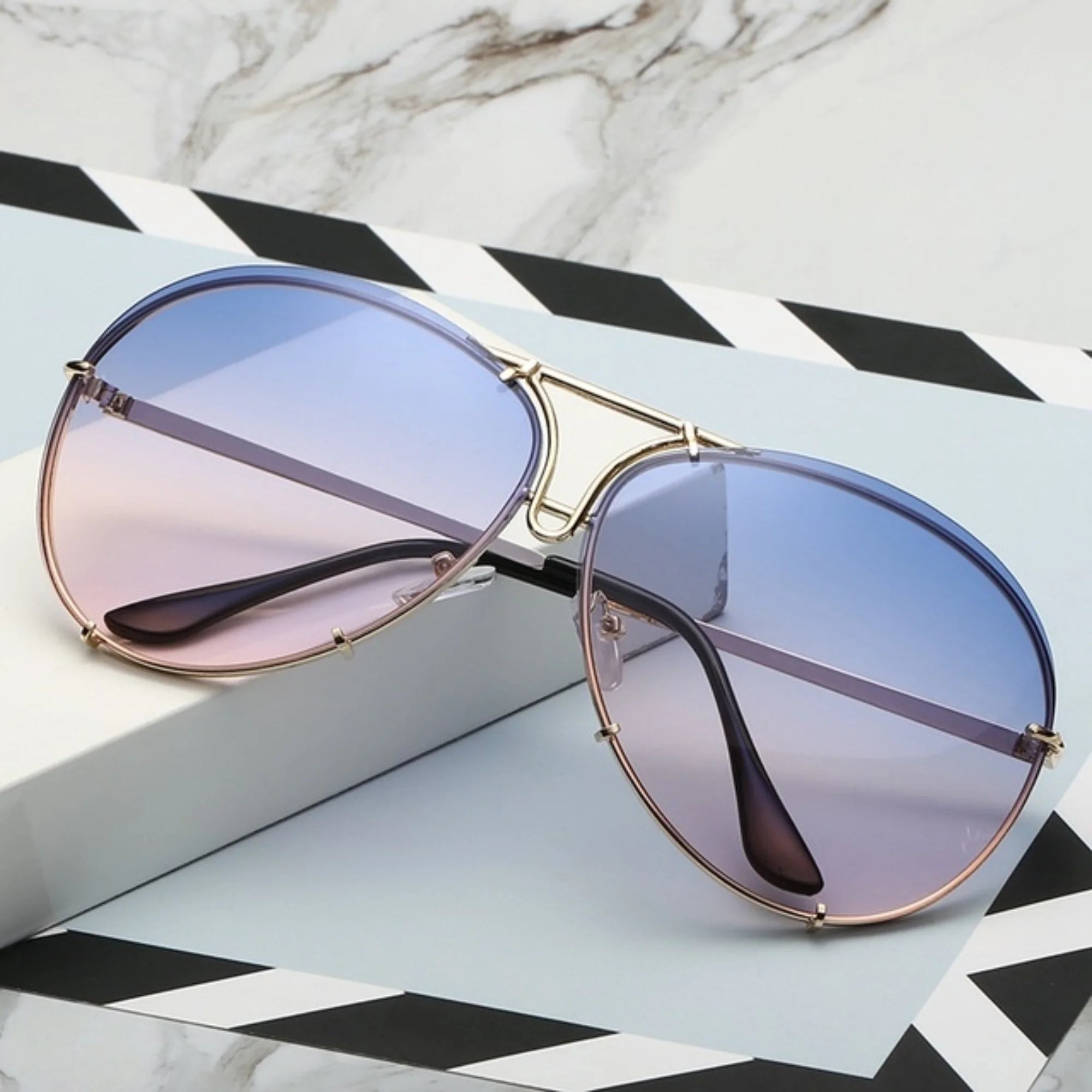 Brille mit Farbverlauf von Violett zu Blau – oval, segmentiert, mit ruhigem Design