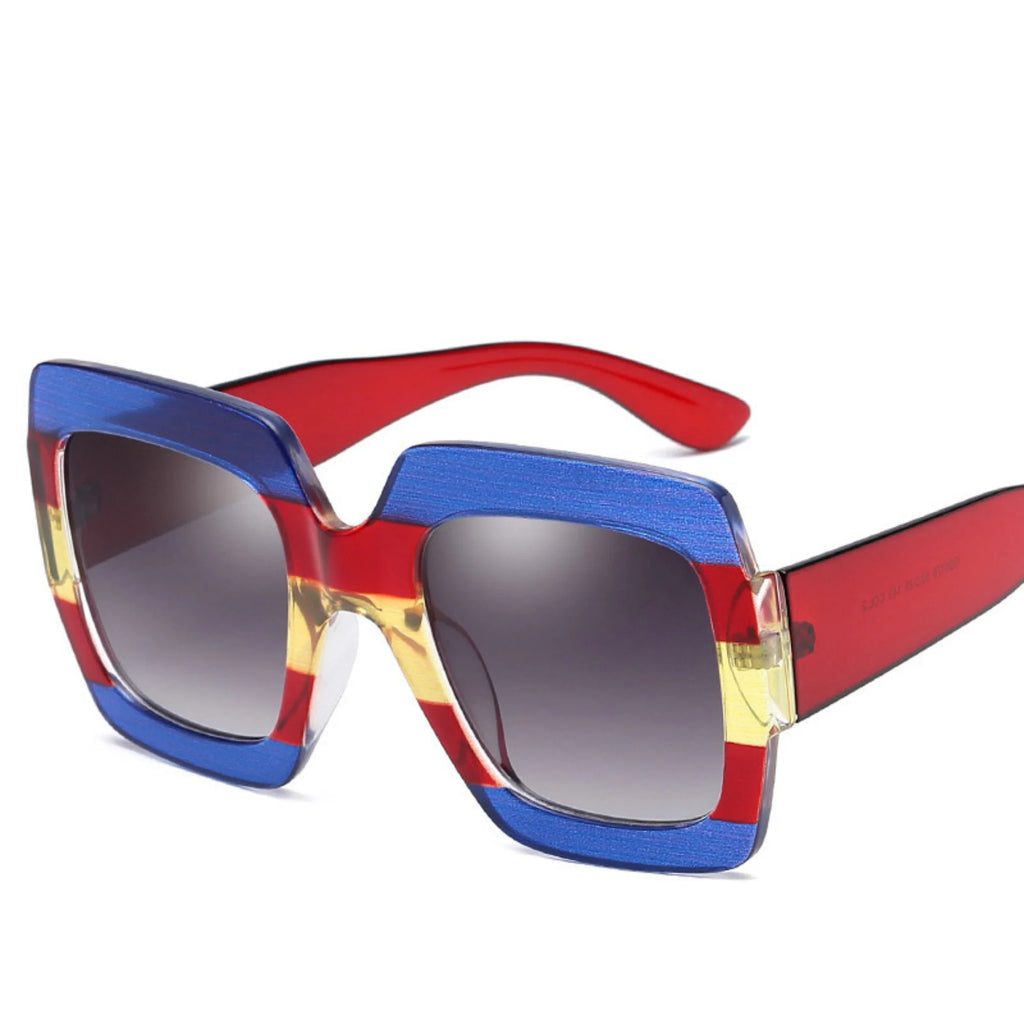 Segmentierte Sonnenbrille mit blauem Oberrahmen, rot-gelber Mitte und roten Seiten – UV400, blockig, ohne Logo