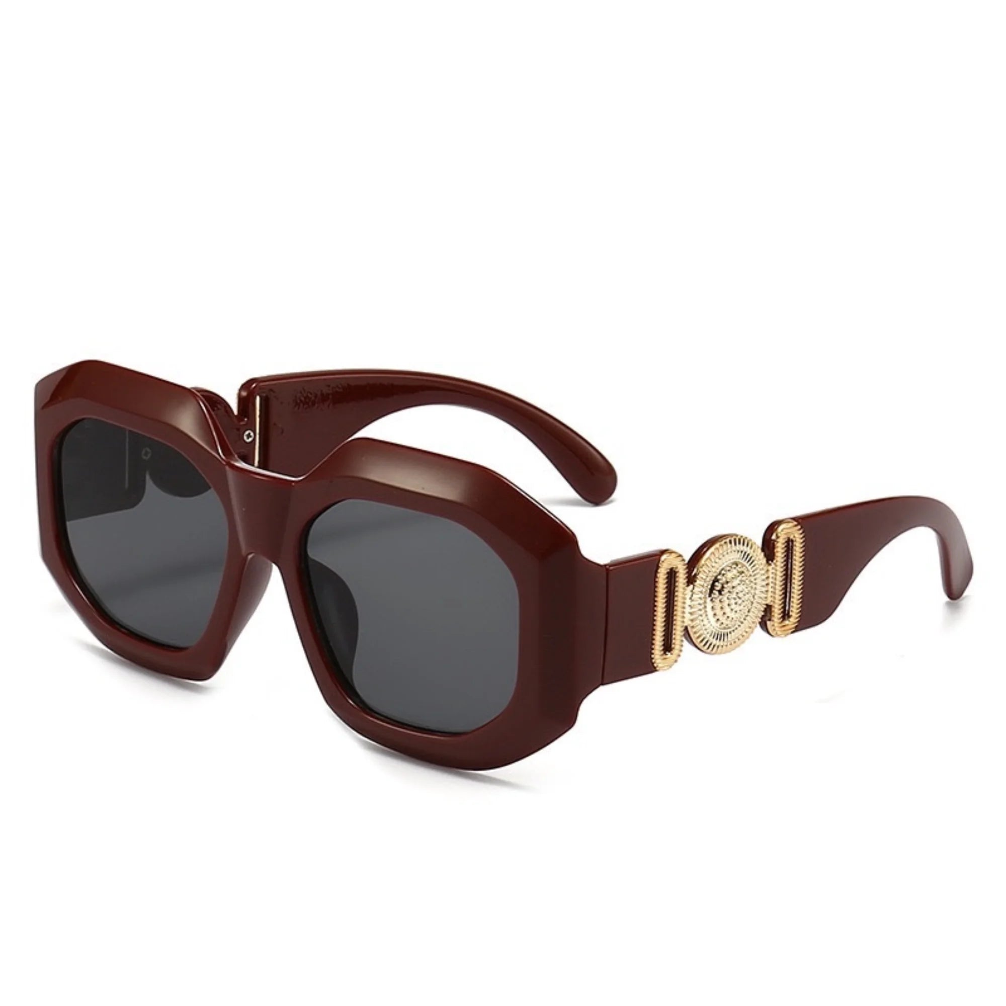 Bordeauxfarbene Brille mit dunklen Gläsern und Goldsymbol an der Seite – frontal
