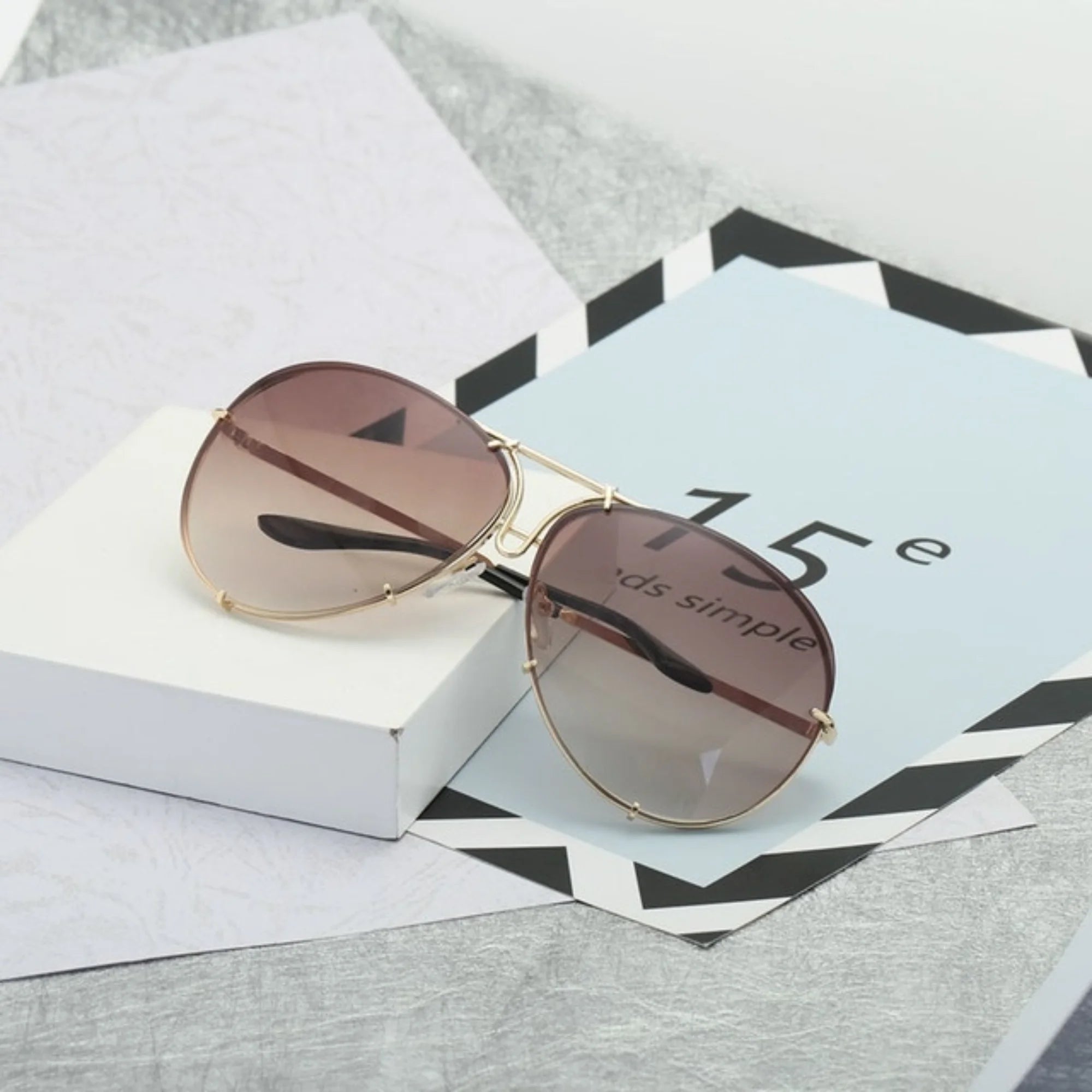 Farbneutrale Sonnenbrille mit braun-grauem Verlaufsglas in schmaler Metallführung