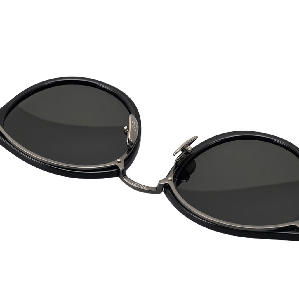 Detailaufnahme des Nasenstegs mit Metallverschraubung – technisches Finish