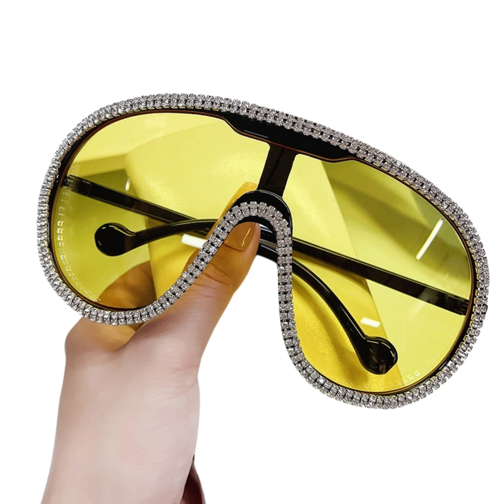 Gelb getönte Brille mit klarem Kristallrahmen – flächig, lichtgefiltert, ohne Schrift