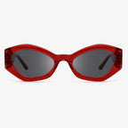 Sonnenbrille mit tiefrotem Glasrahmen – geometrisch, flächig, ohne Gravur oder Logo
