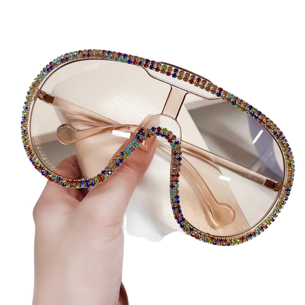 Glänzend roséfarbene Brille mit farbiger Kristallfassung – flächig getragen, logofrei