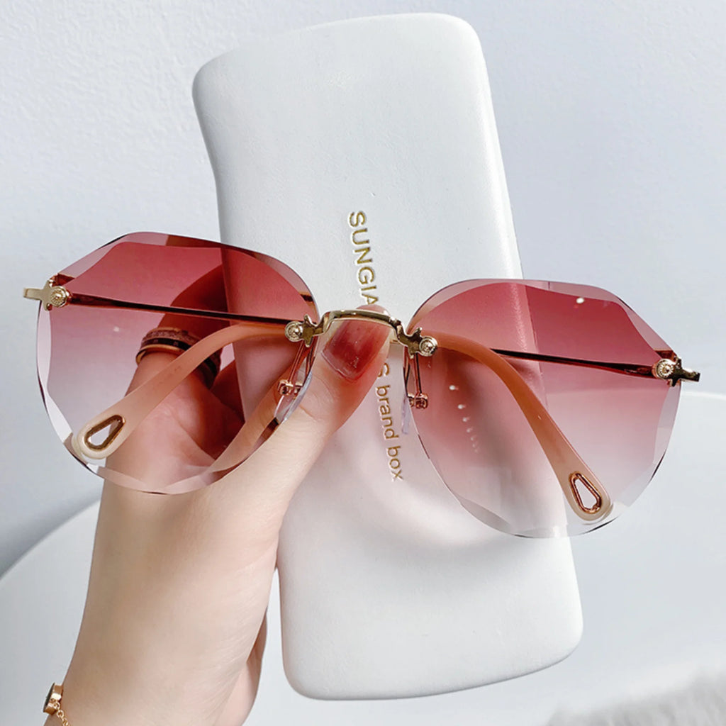 Goldene Sonnenbrille mit burgunderrotem Farbverlauf – randlos und grossflächig