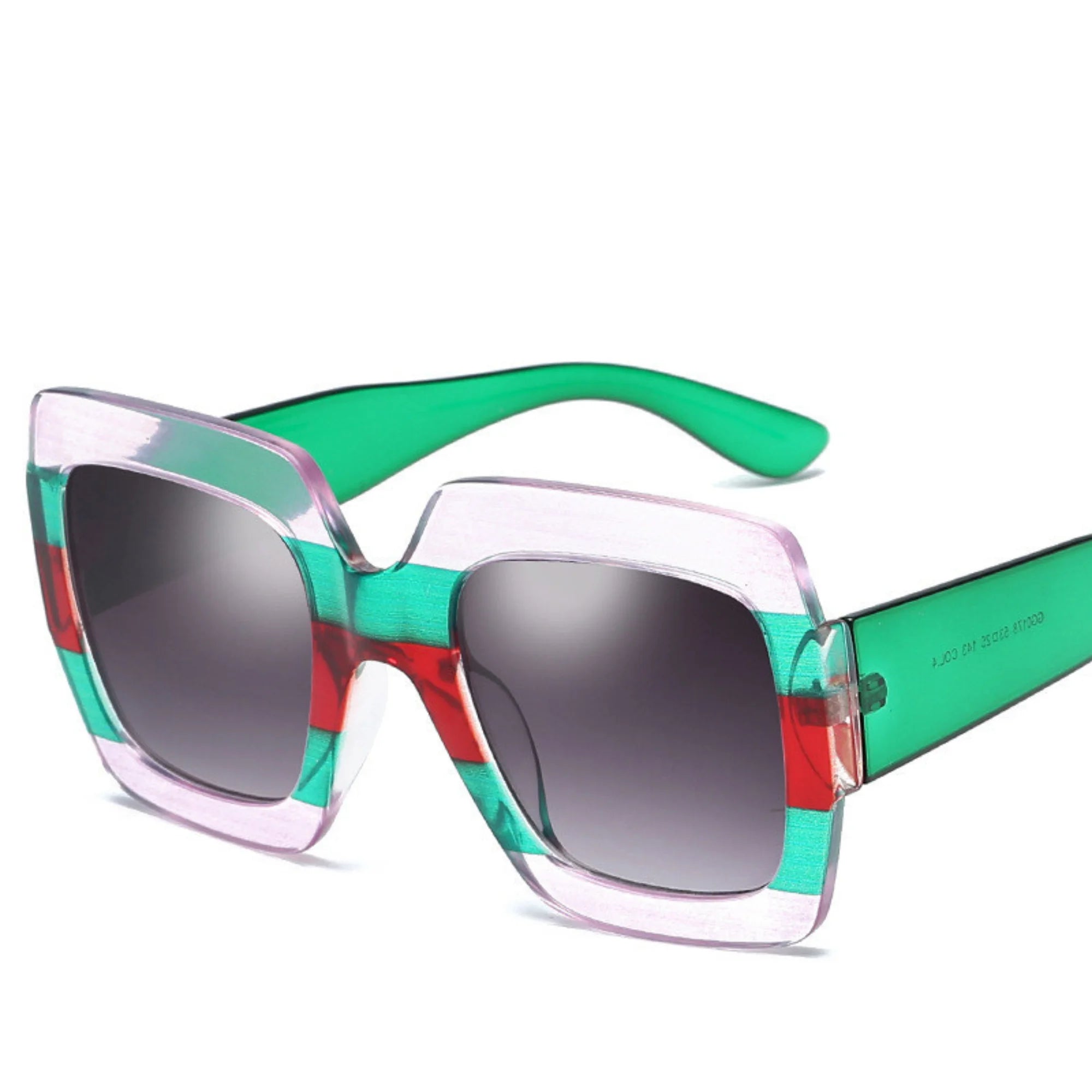 Sonnenbrille mit grün-rotem Rahmen und hellvioletter Stirnfläche – blockig, neutral, ohne Markensprache
