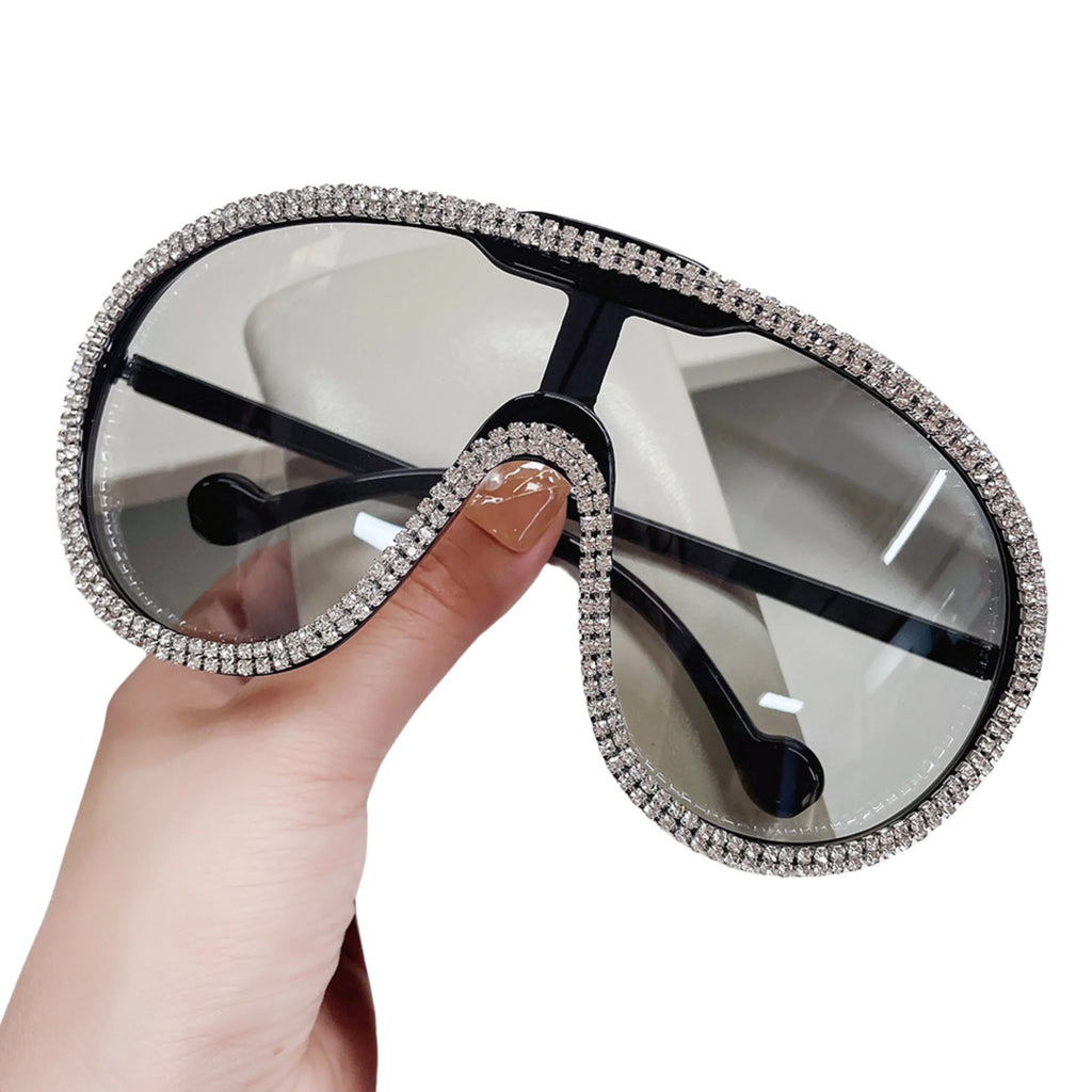 Sonnenbrille mit grauem Verlaufsglas und klarem Kristallrahmen – blockförmig, markenlos