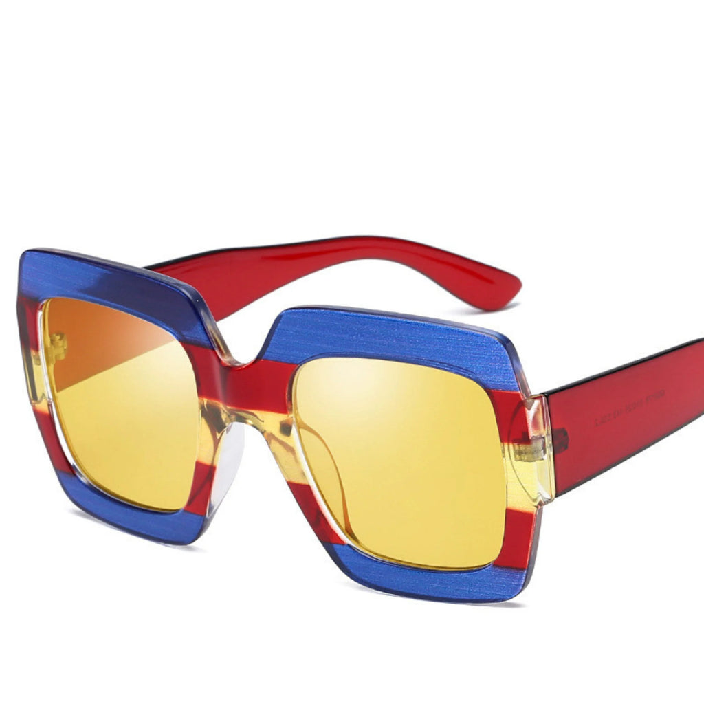 Klargelbe Sonnenbrille mit transparent-gelben Gläsern und rot-blauem Rahmen – kantig, keine Gravur, keine Marke