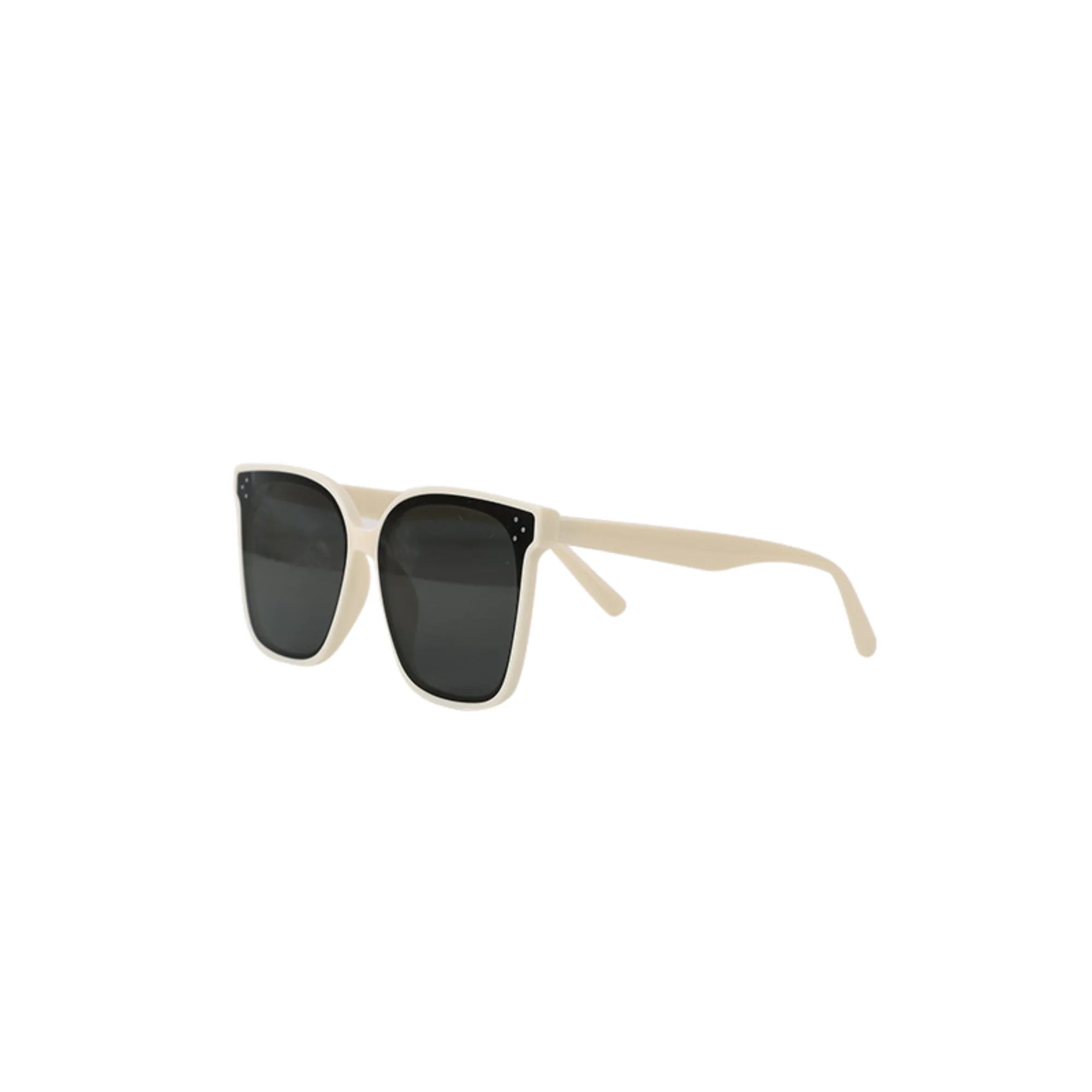 Helle Sonnenbrille mit beigem Rahmen und schwarzen Gläsern.