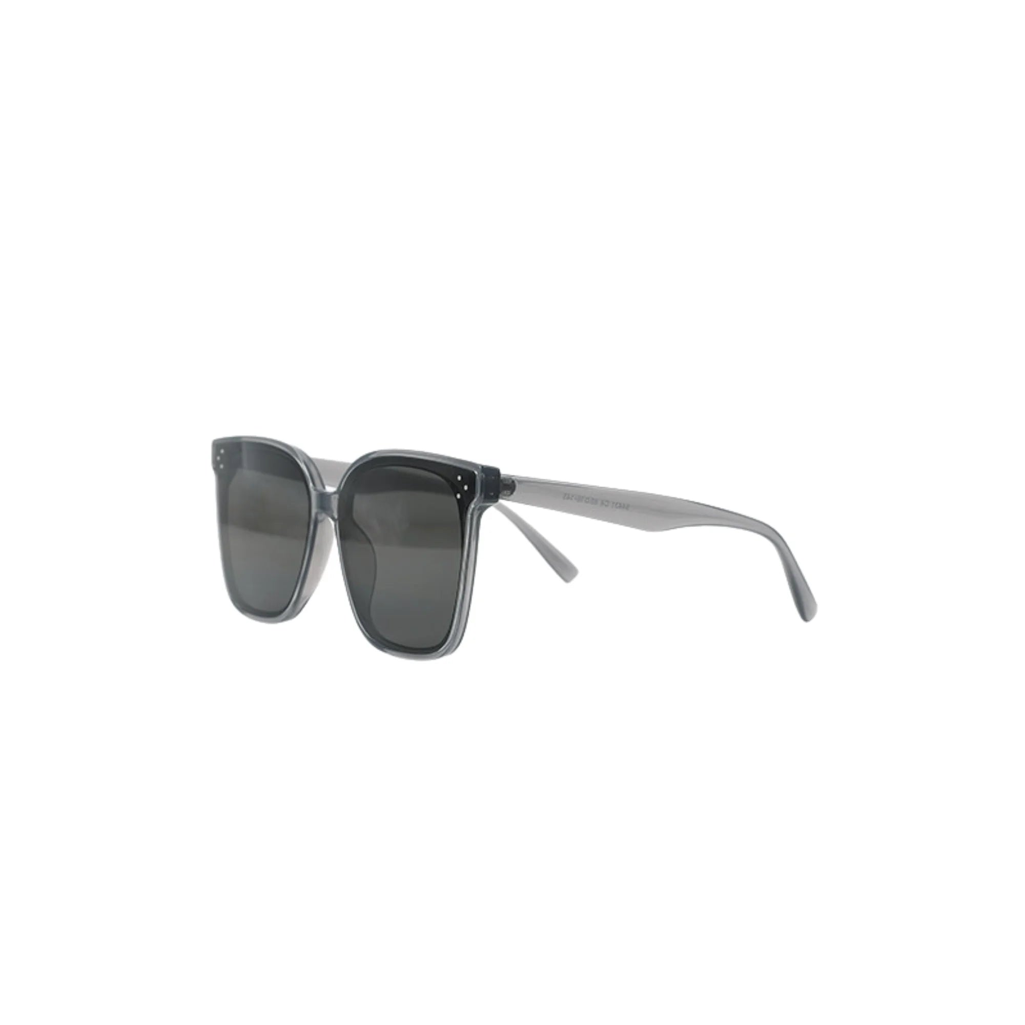 Sonnenbrille mit grauem, halbtransparentem Rahmen und dunklen Gläsern.