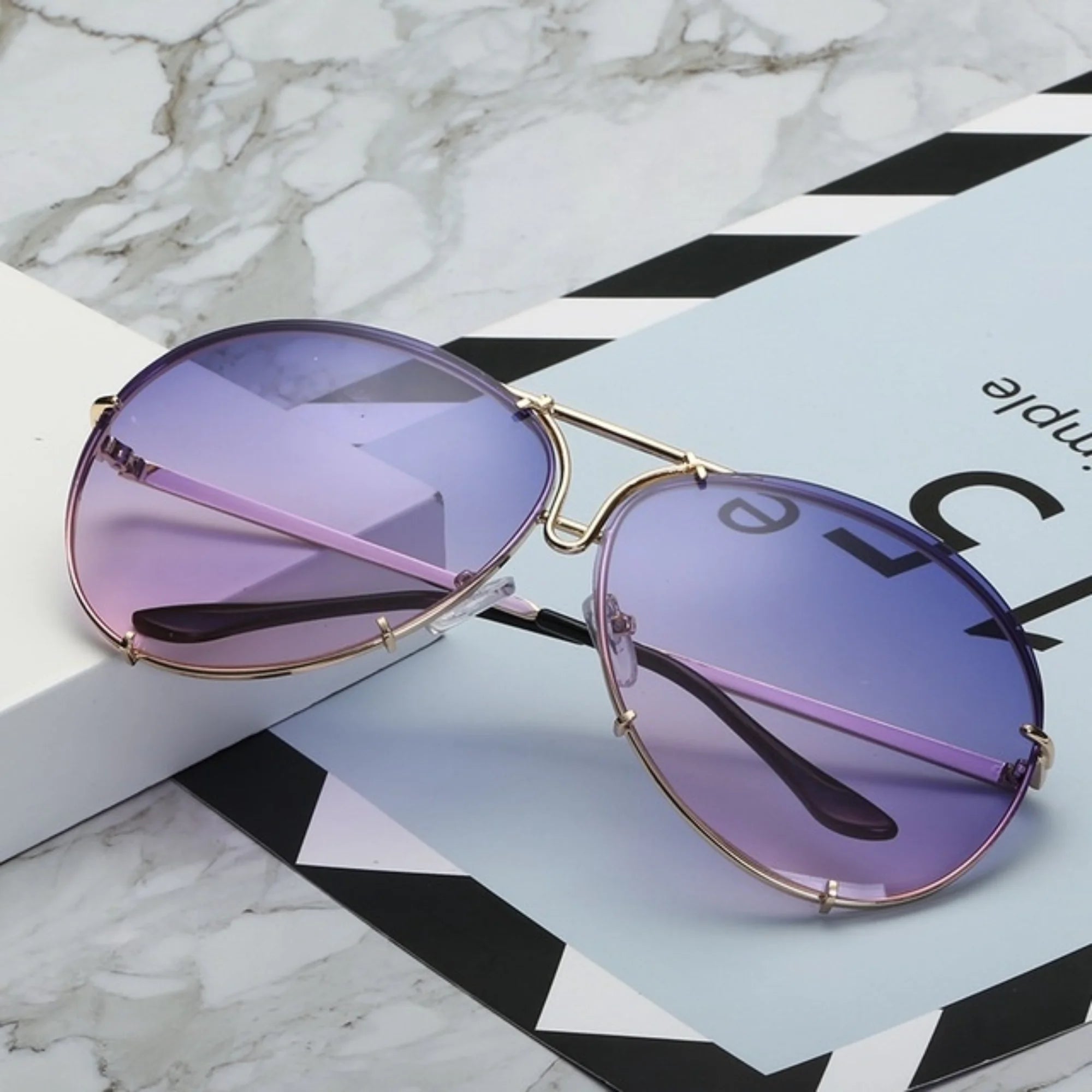 Sonnenbrille mit leichtem Übergang von Violett zu Blau, klar gefasst