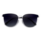 Sonnenbrille in Flügelform mit schwarzem Verlaufsglas und silbernem Rahmen – leicht und neutral.