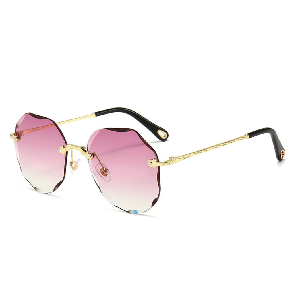 Polygonale Sonnenbrille mit rosa Verlaufsglas und leichter Goldstruktur