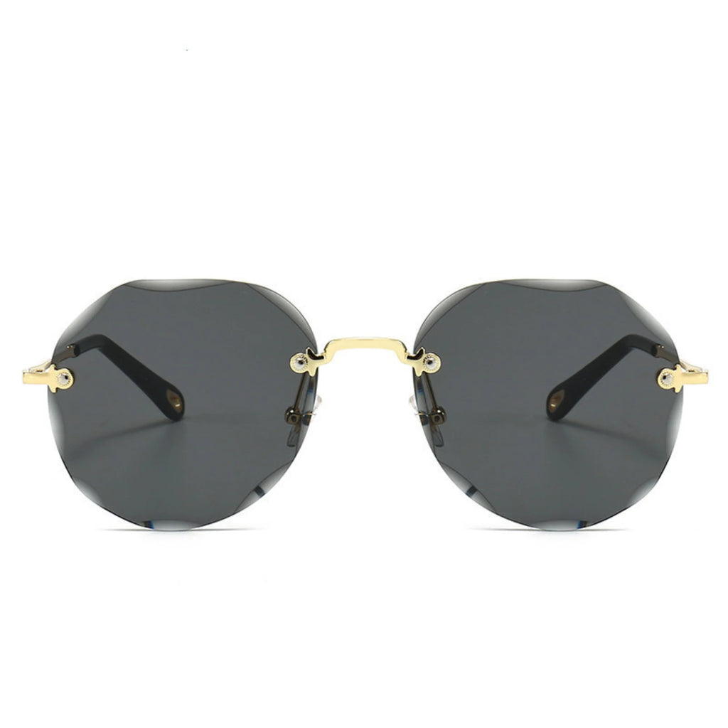 Geometrische Sonnenbrille mit schwarzem Glas und goldfarbener Nasenbrücke – randlos gehalten