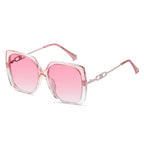 Rosa-transparente Sonnenbrille mit leichtem Verlauf und breiter Fassung.
