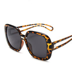 Statement-Sonnenbrille mit kräftigem Leopardenmuster und dunklen Gläsern