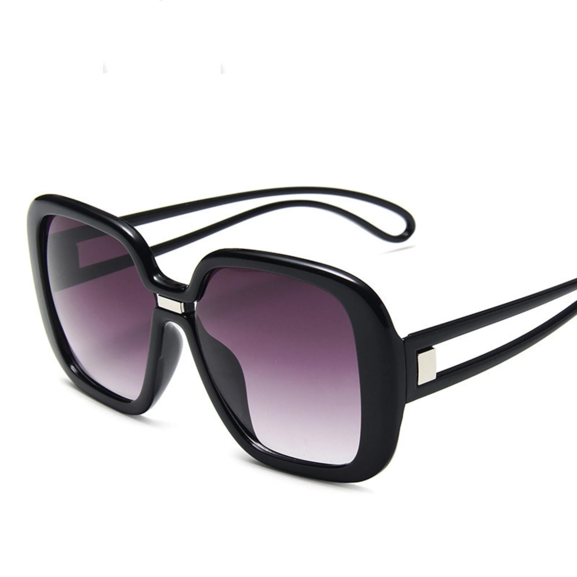 Minimalistische schwarze Sonnenbrille mit eckiger Front und getönten Gläsern