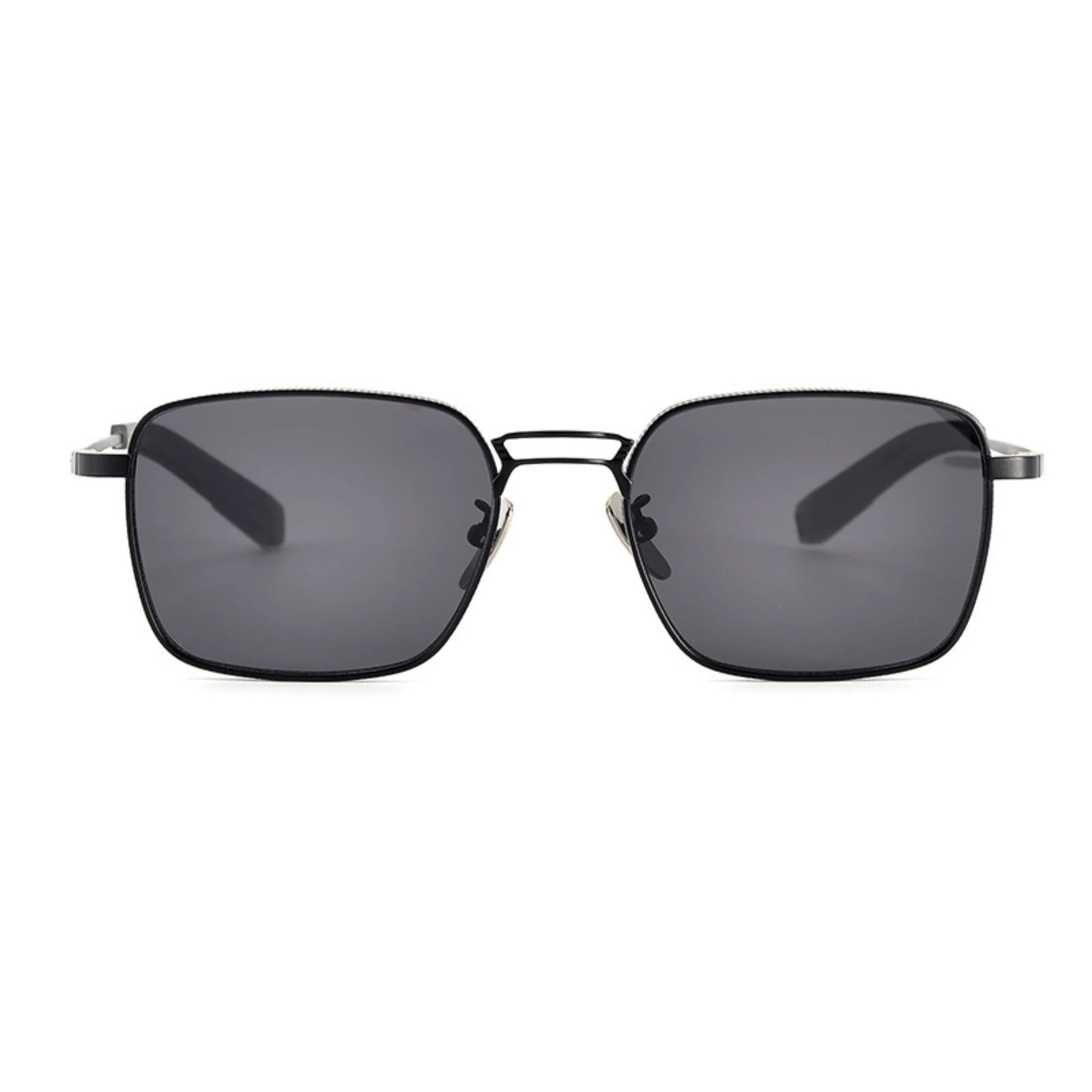 Rechteckige Sonnenbrille mit mattschwarzem Titanrahmen und dunkler Tönung