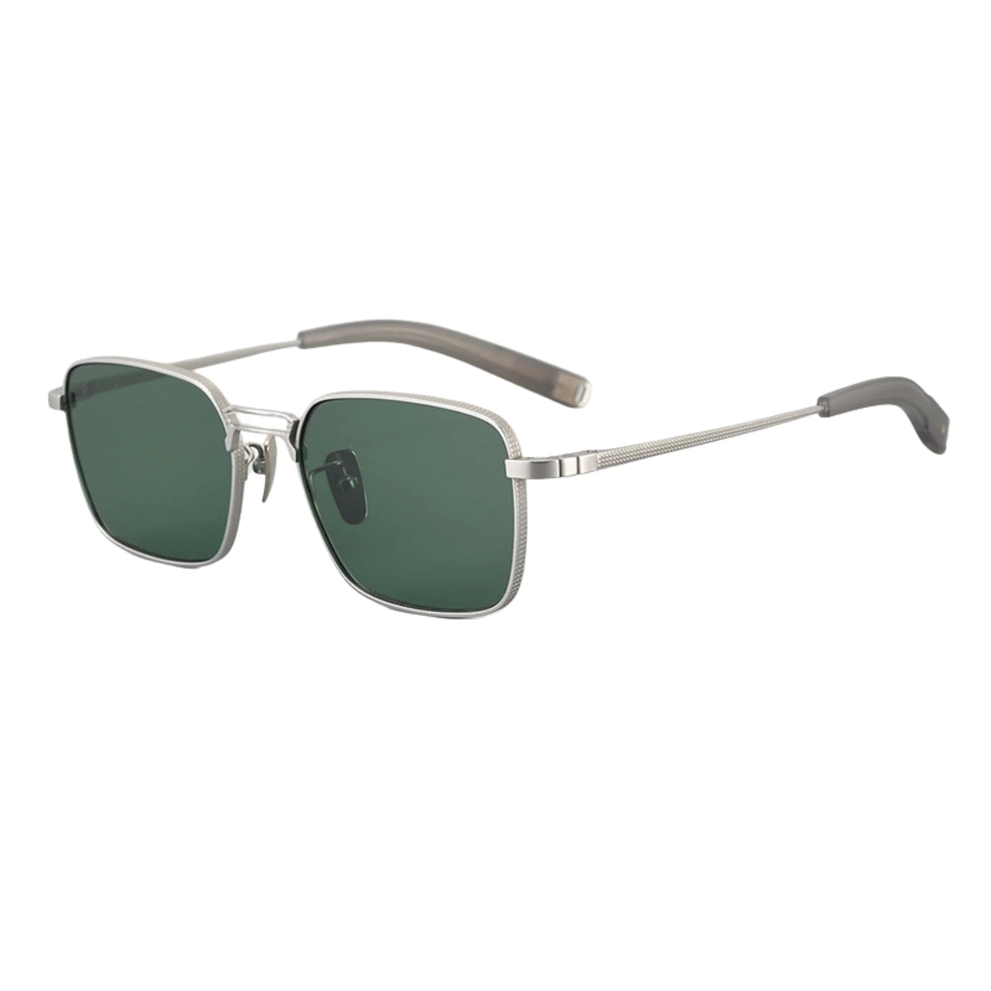 Rechteckige Sonnenbrille mit silberner Titanfassung und grünen Gläsern