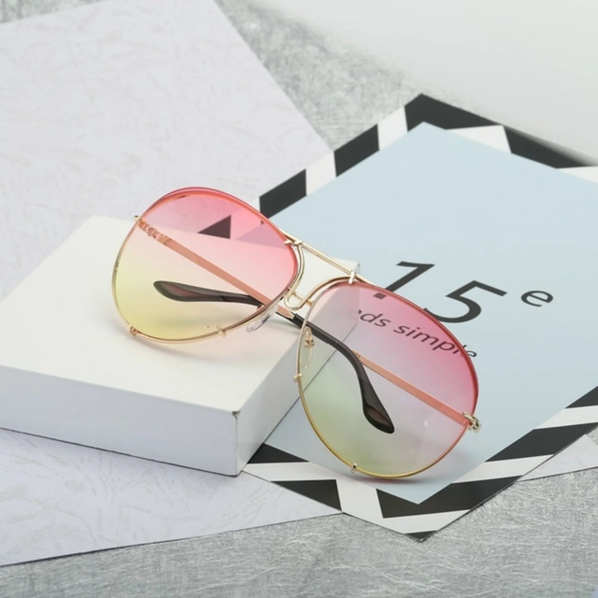 Brille mit rosagrünem Verlaufsglas in ovaler Form und neutralem Rahmen