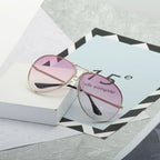Sonnenbrille mit sanftem Rosa-Verlauf auf segmentierten Gläsern in filigraner Fassung