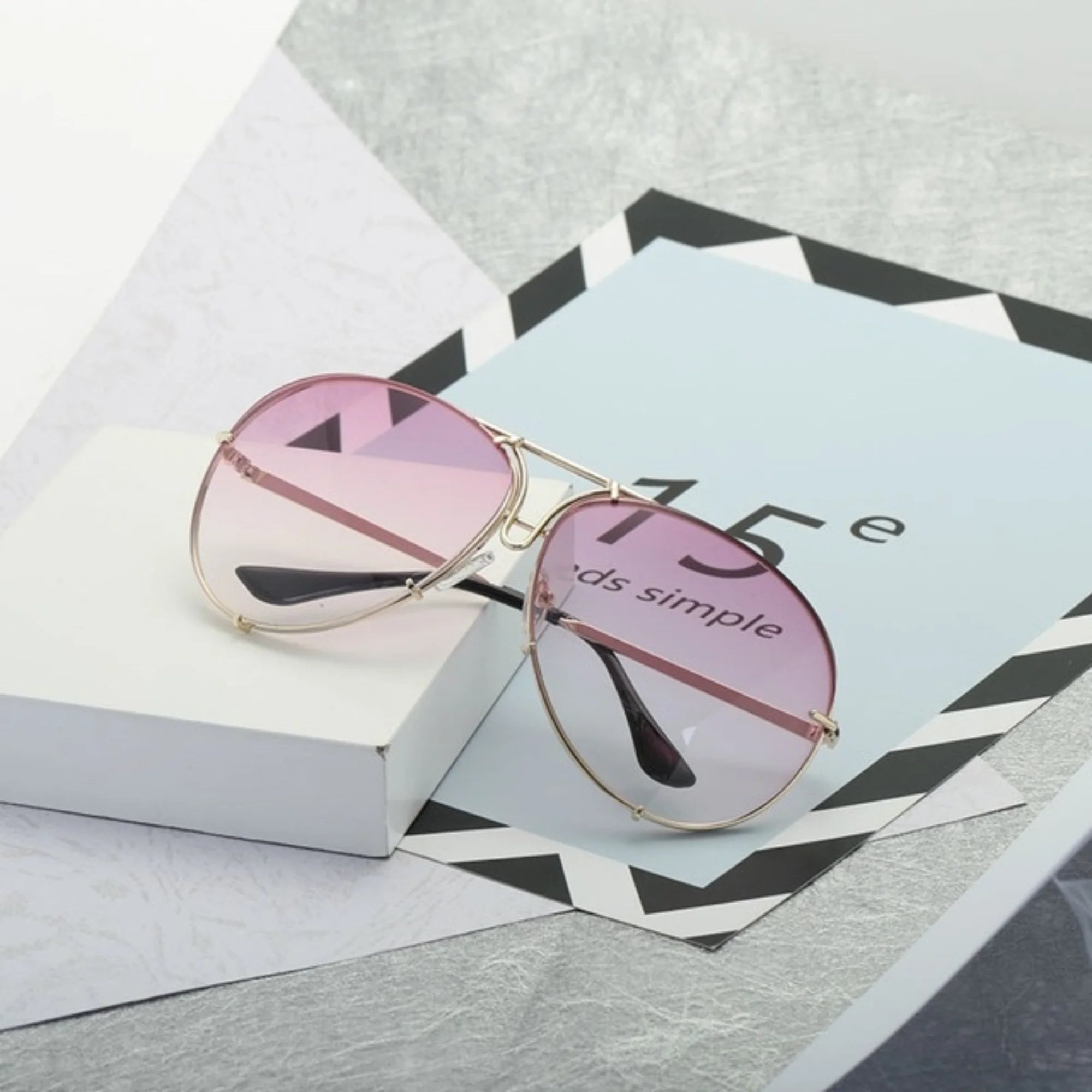 Sonnenbrille mit sanftem Rosa-Verlauf auf segmentierten Gläsern in filigraner Fassung