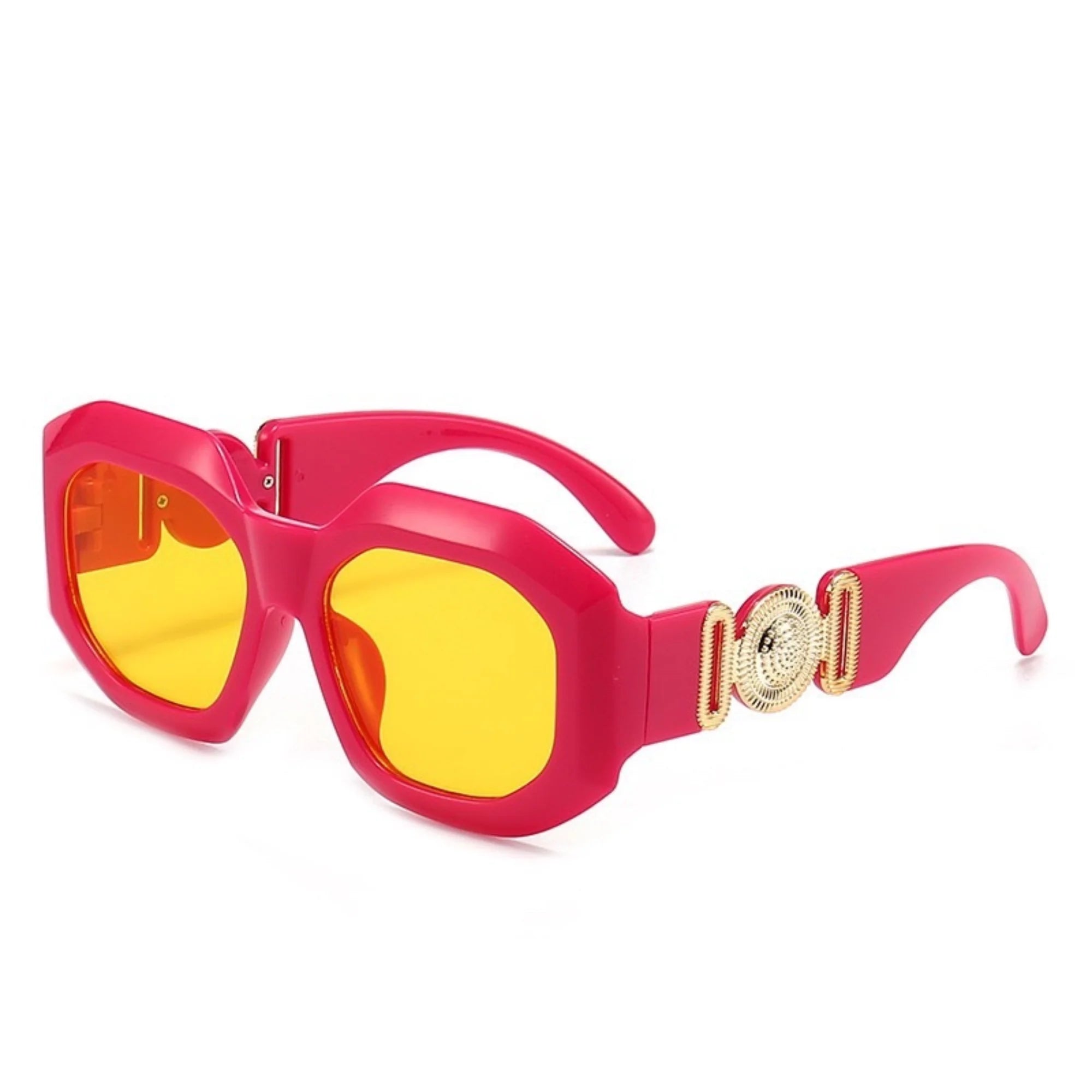 Rote Sonnenbrille mit gelben Gläsern und goldener Zierplatte – kantig, auffällig