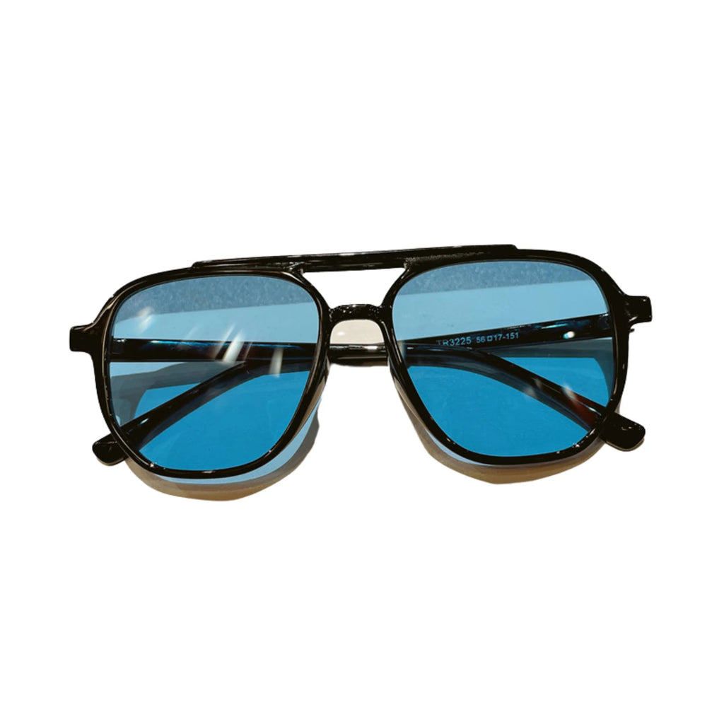 Sonnenbrille mit blauen Gläsern und schwarzem Rahmen – frontal fotografiert.