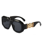 Schwarze Sonnenbrille mit dunklen Gläsern und goldener Struktur – kantiger Blockrahmen
