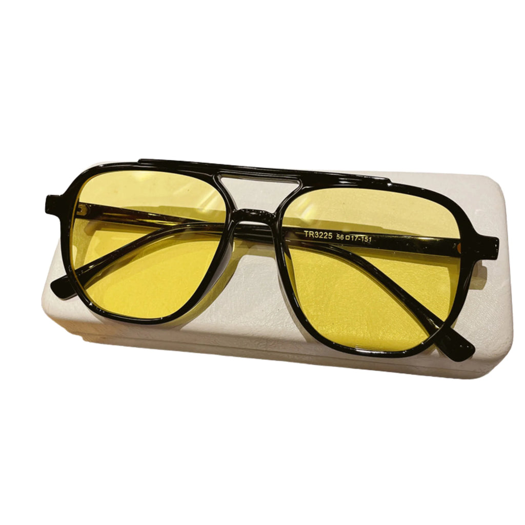 Gelb getönte Sonnenbrille mit schwarzem Rahmen – frontal auf Etui fotografiert.