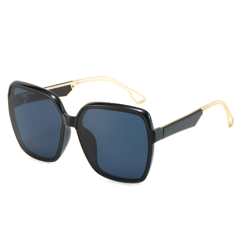 Schwarze Sonnenbrille mit goldenen Metallbügeln und kantiger Fläche