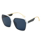Weisse Sonnenbrille mit schwarzem Kontrast und dunkel getönten Gläsern