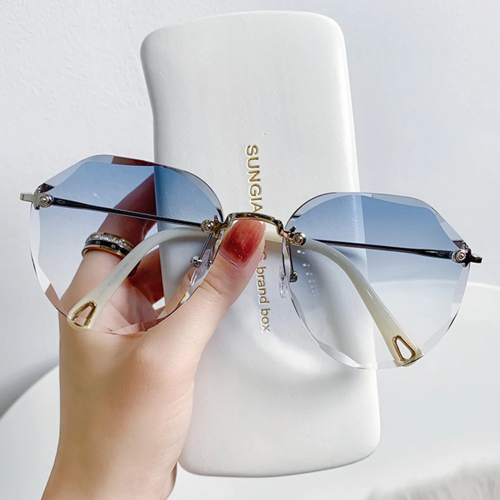 Eisblaue Sonnenbrille mit Silberrahmen – offen geführt, ruhig im Verlauf