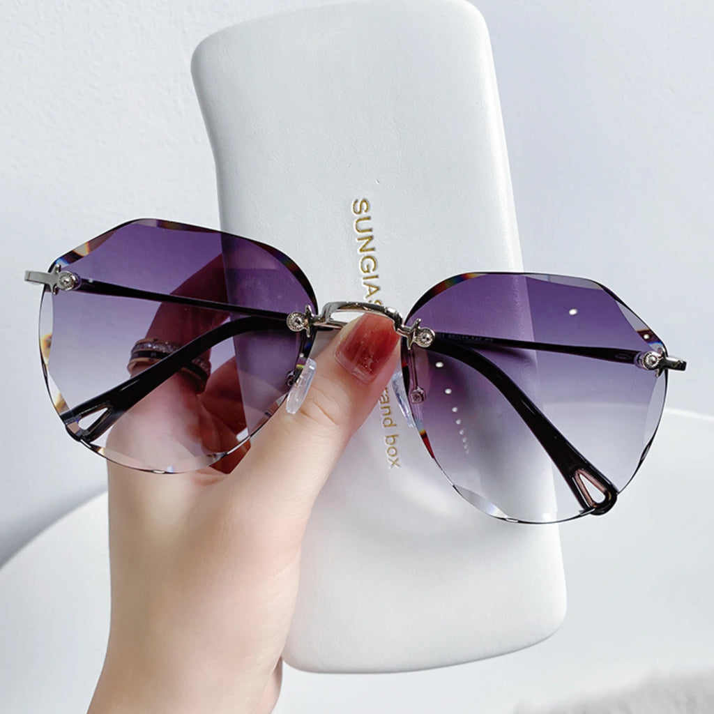 Silberne Sonnenbrille mit Schwarzgrau-Verlauf – facettiert, technisch geführt