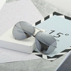 Technisch geführte Sonnenbrille mit silbernem Spiegelglas und neutralem Rahmen
