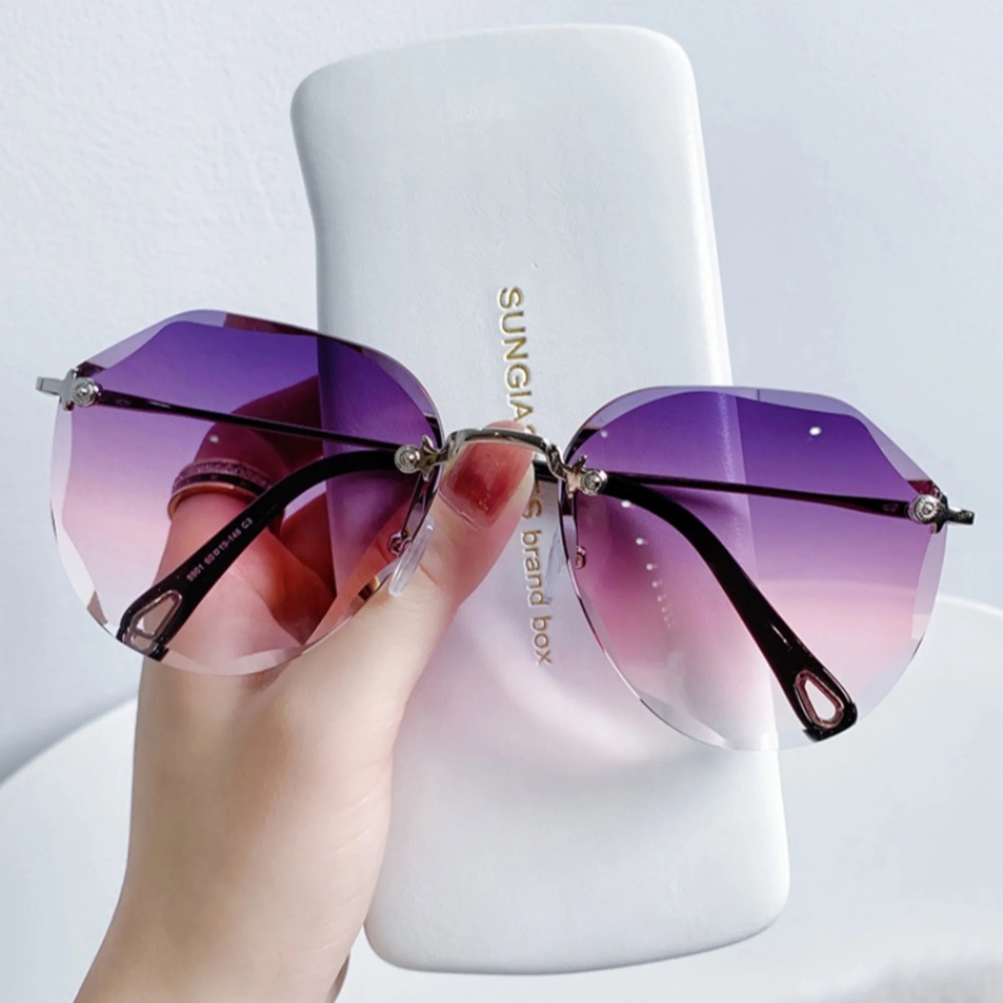 Sonnenbrille mit violettem Farbverlauf und Silberrahmen – grossflächig ohne Gravur