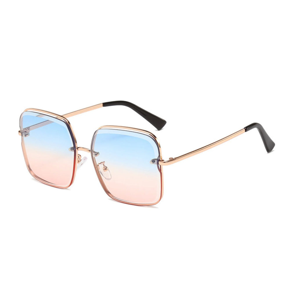 Grosse Sonnenbrille mit Farbverlauf in Blau und Rosa – goldener Rahmen, reduziert inszeniert.