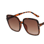 Sonnenbrille mit braunem Leo-Muster und getönten Gläsern