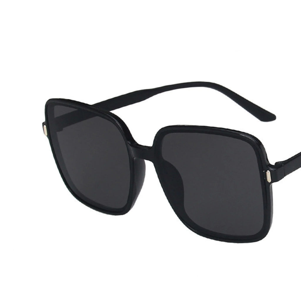 Schwarze Sonnenbrille mit kantiger Form und neutralem Auftritt