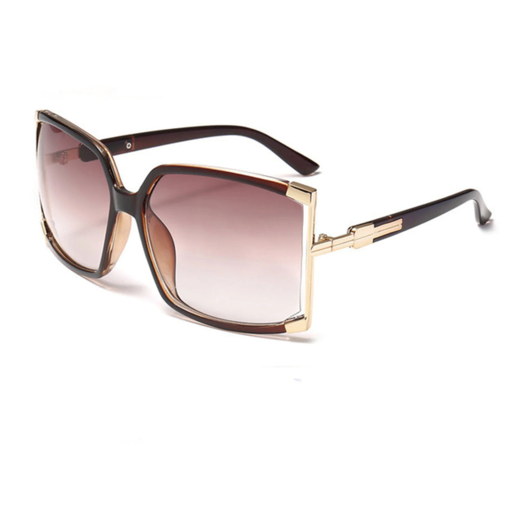 Teebraune Sonnenbrille mit sanftem braunen Verlaufsglas und goldgerahmten Ecken – neutral getragen, kein Label