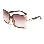 Teebraune Sonnenbrille mit sanftem braunen Verlaufsglas und goldgerahmten Ecken – neutral getragen, kein Label