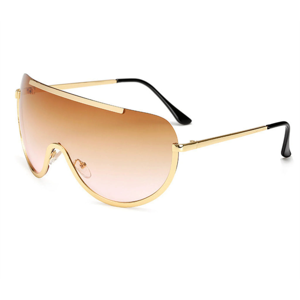 Sonnenbrille mit Verlauf von Teebraun zu hellem Rosé – funktional getragen, rahmenfrei