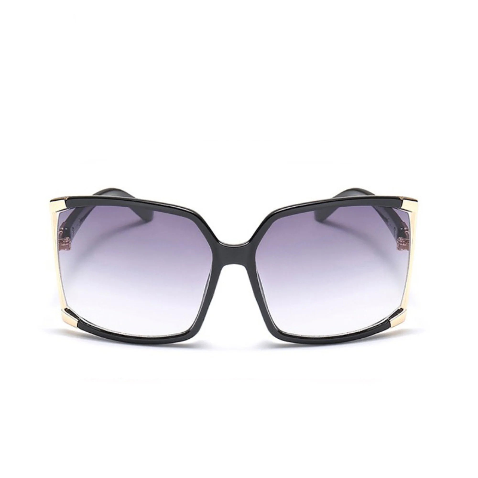 Frontansicht der tiefschwarzen Sonnenbrille mit leichtem Verlaufsglas und blockigem Schnitt – funktional neutral