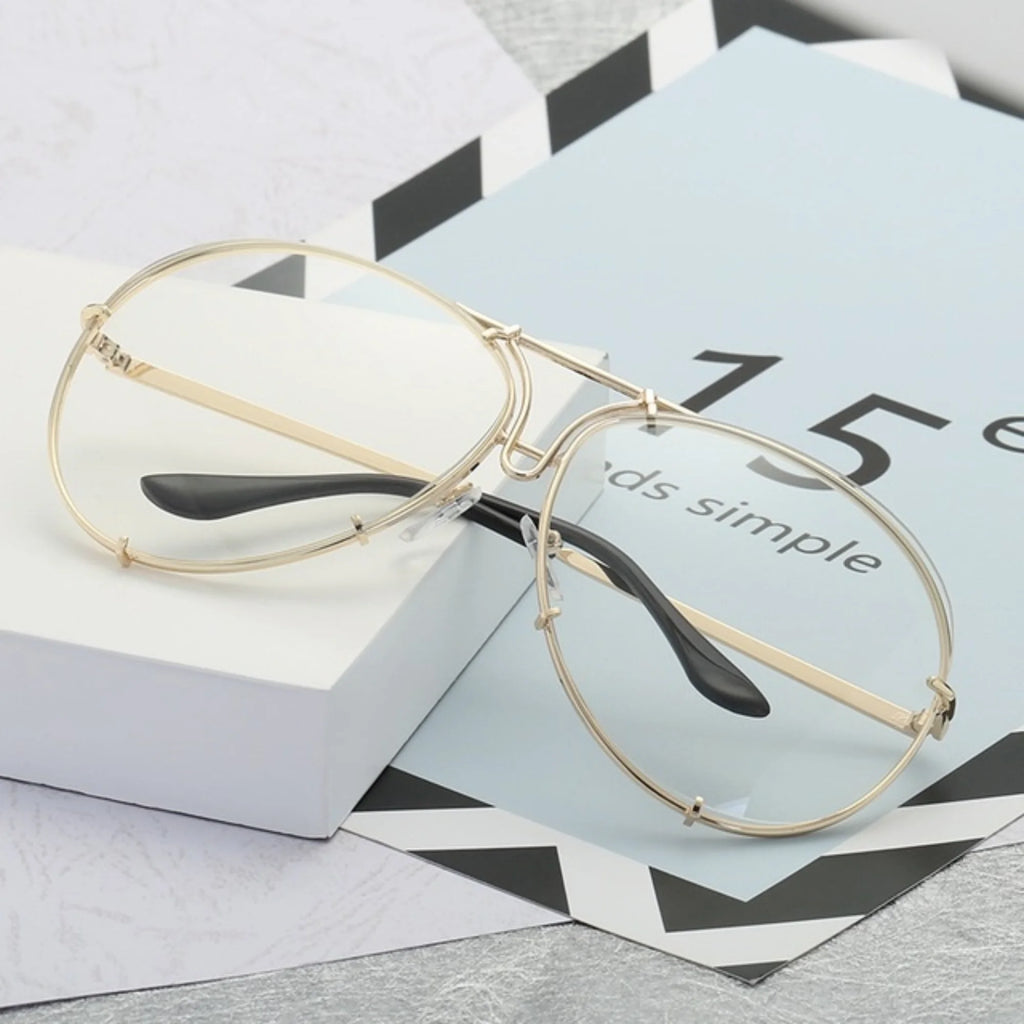 Brille mit klarer Linse und goldfarbener Fassung – ohne Filter, ohne Verlauf